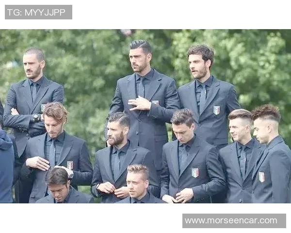 足球明星的魅力与时尚男模的完美结合展现运动与风格的双重魅力